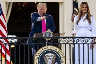 Donald Trump (à g.) a signé sa loi budgétaire XXL. KEYSTONE/EPA/SHAWN THEW